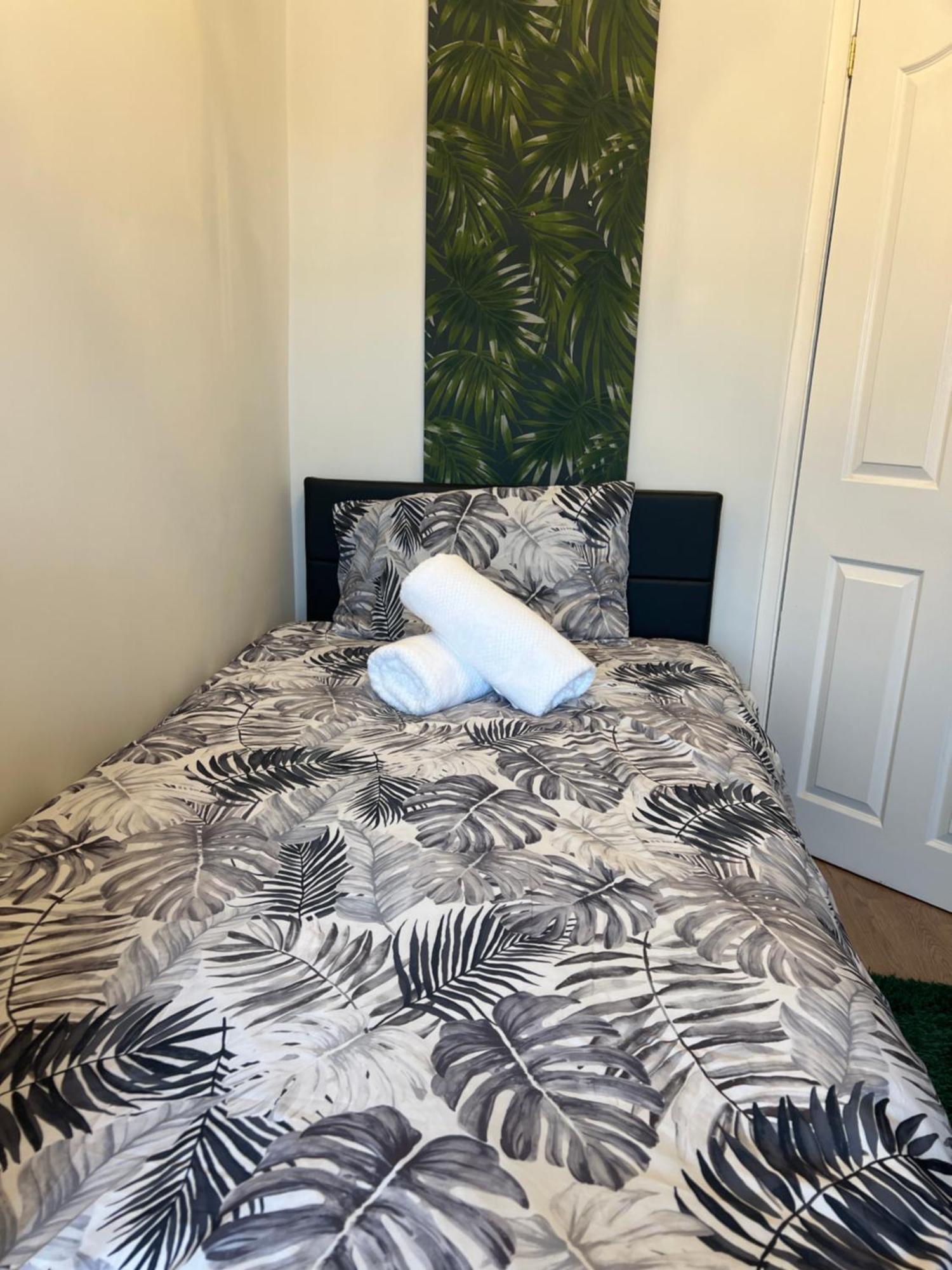 Double Room In Great Barr Near M5 - M6 - Parking - Tv Bed-Garden Μπέρμιγχαμ Εξωτερικό φωτογραφία